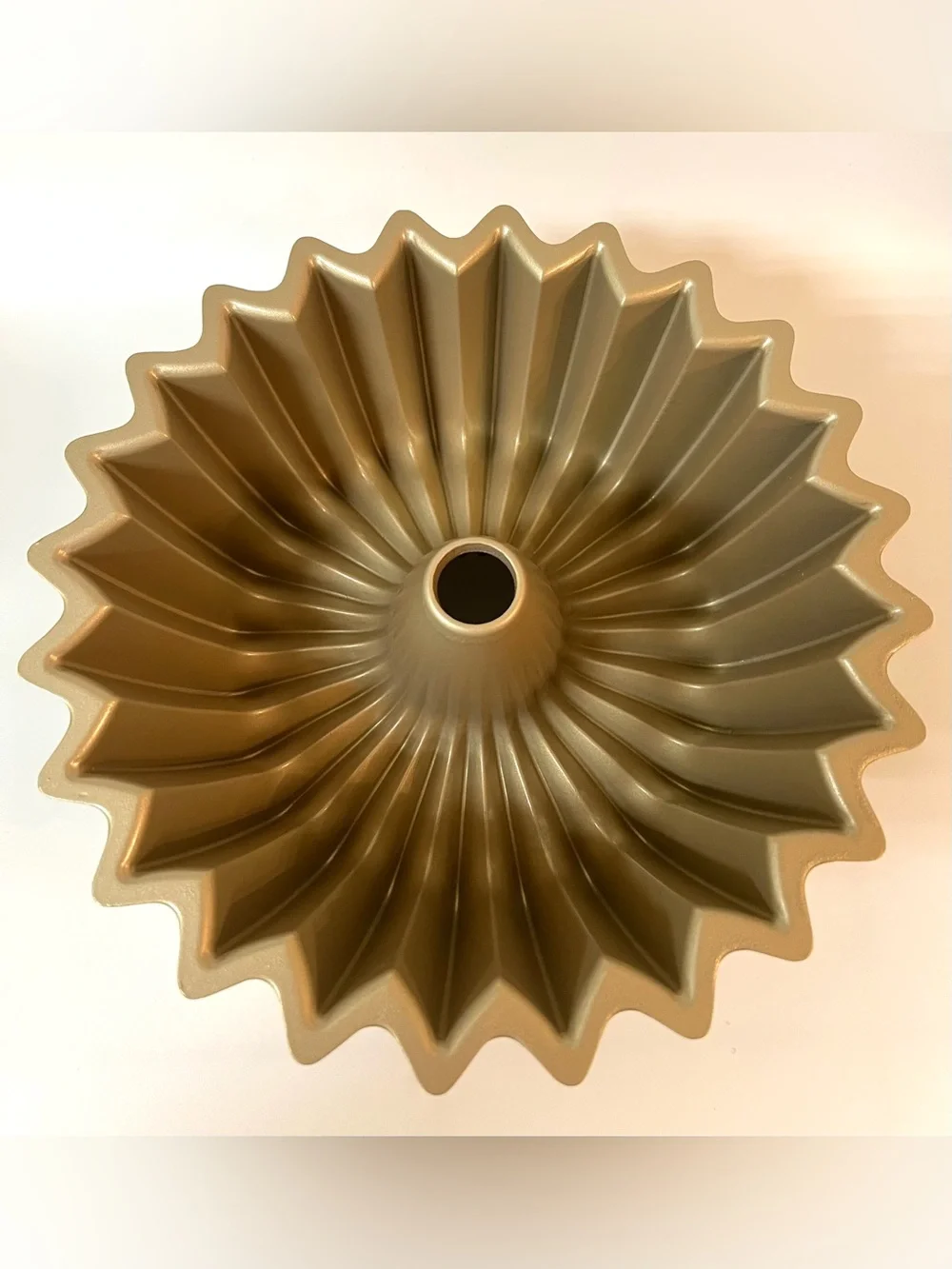 Nordic Ware Brilliance Bundt Cake Cast Aluminum Pan Gold Finish 5 Cups USA 8 in